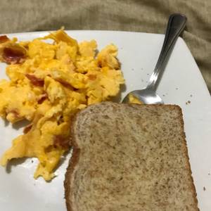 Huevo revuelto con pan y mantequilla