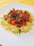 Spezzatino con peperoni su letto di cous cous allo zafferano