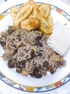 Una foto de Gallo pinto (arroz con frijoles)