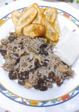 Una foto de Gallo pinto (arroz con frijoles)