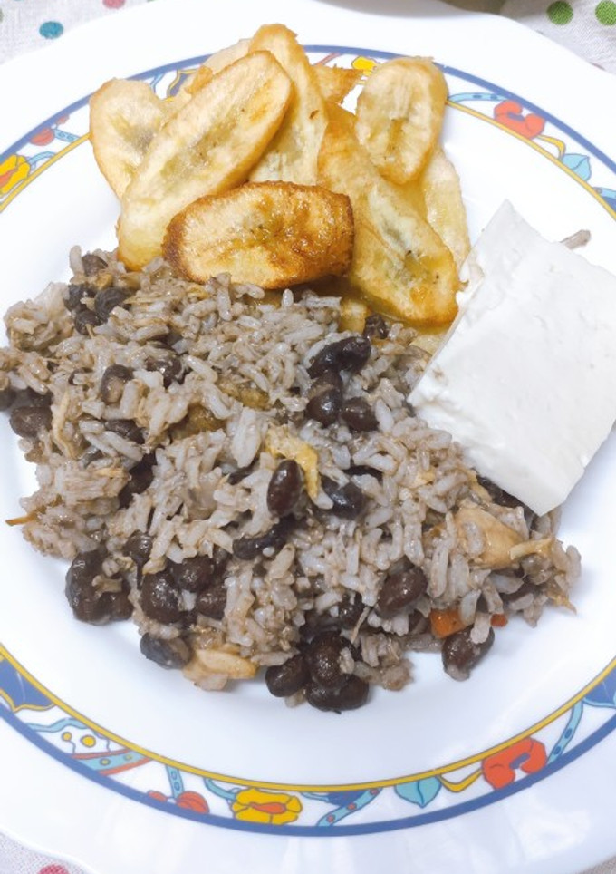 Una foto de Gallo pinto (arroz con frijoles)