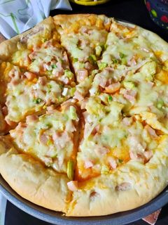 Foto resep Pizza sosis keju mozzarella dengan roti yang empuk