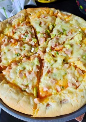 Foto resep Pizza sosis keju mozzarella dengan roti yang empuk