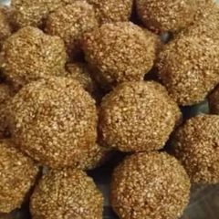 A picture of Till ke laddu.