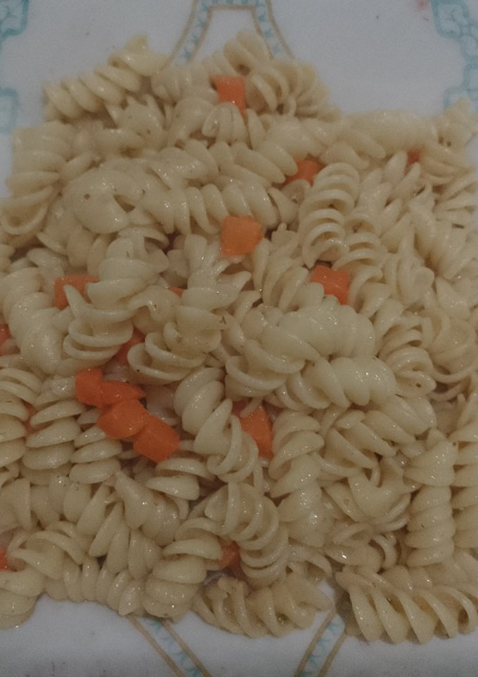 Una foto de Fideos al ajo y oliva con zanahorias