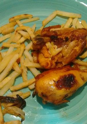 Una foto de Pollo frito con patatas fritas.ॐ