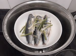 Hình của món Cá hấp hành gừng.