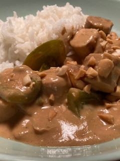 Una foto de Xúc Xích Sốt Lạc (Salchichas en salsa Satay)