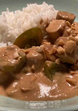 Una foto de Xúc Xích Sốt Lạc (Salchichas en salsa Satay)