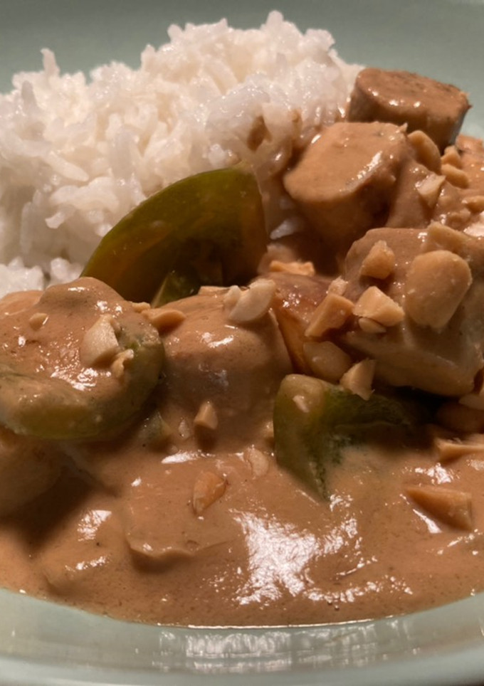 Una foto de Xúc Xích Sốt Lạc (Salchichas en salsa Satay)