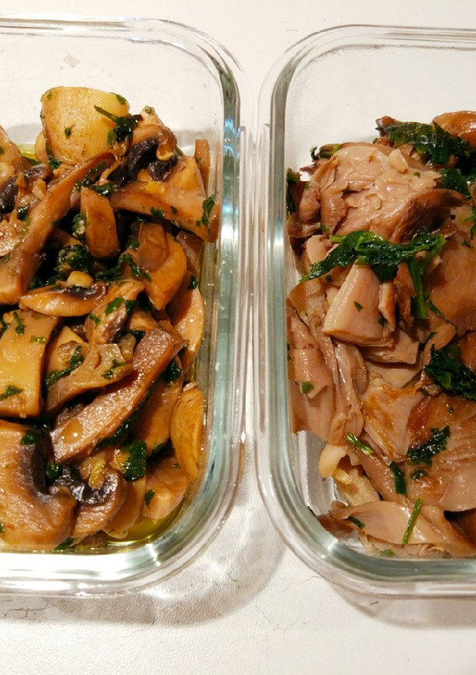 Una foto de Champiñones y setas con ajo y perejil