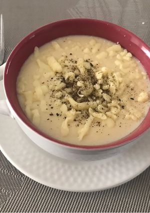 Una foto de Crema de papa y pollo en olla de cocción lenta
