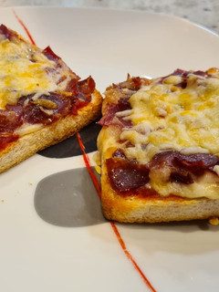 Una foto de Pizza de jamón serrano con pan de molde
