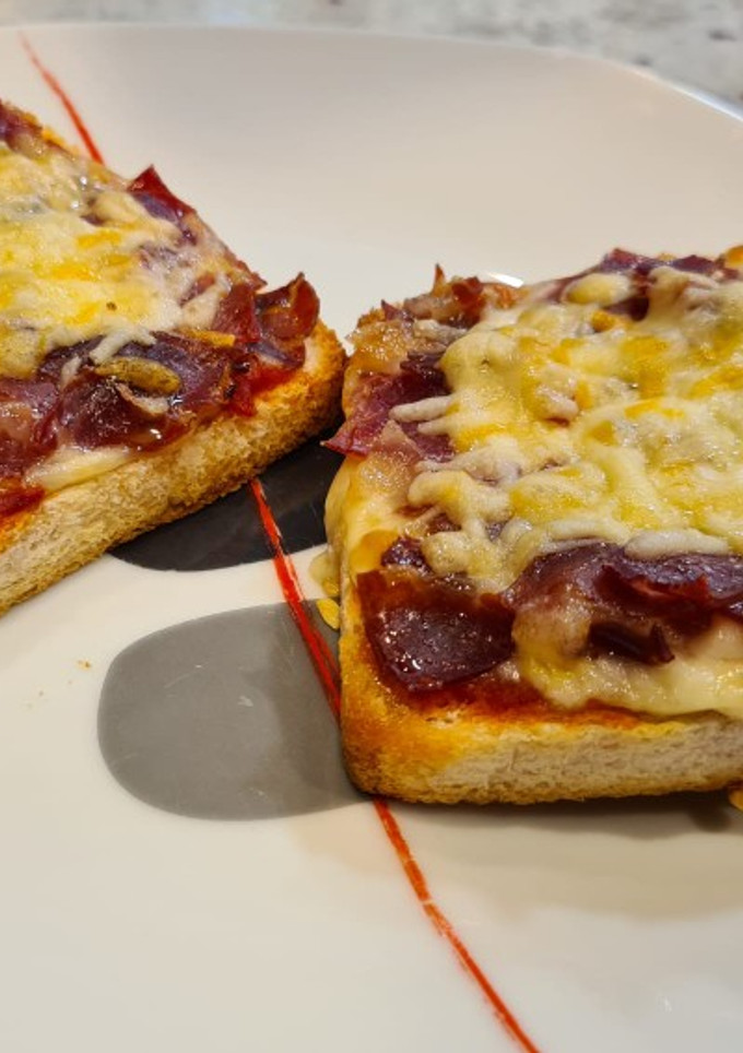 Una foto de Pizza de jamón serrano con pan de molde