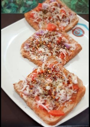 ब्रेड पिज़्ज़ा(bread pizza recipe in hindi) रेसिपी मुख्य फोटो