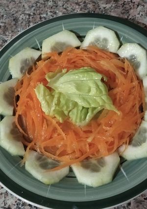 Une photo de Salade concombre / carotte / laitue