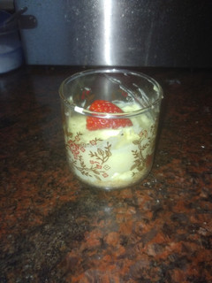 Una foto de Semifrío de cuajada de limón con base de almendrados y fresas