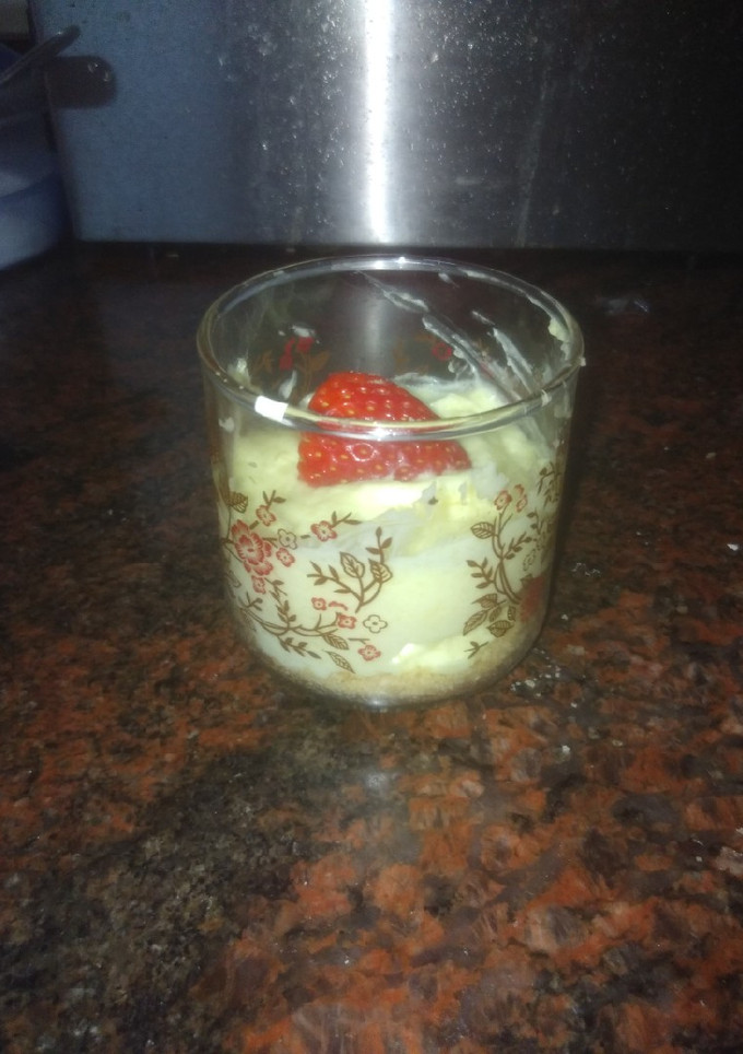 Una foto de Semifrío de cuajada de limón con base de almendrados y fresas