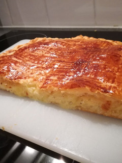 Una foto de Empanada hojaldrada de queso y cebolla