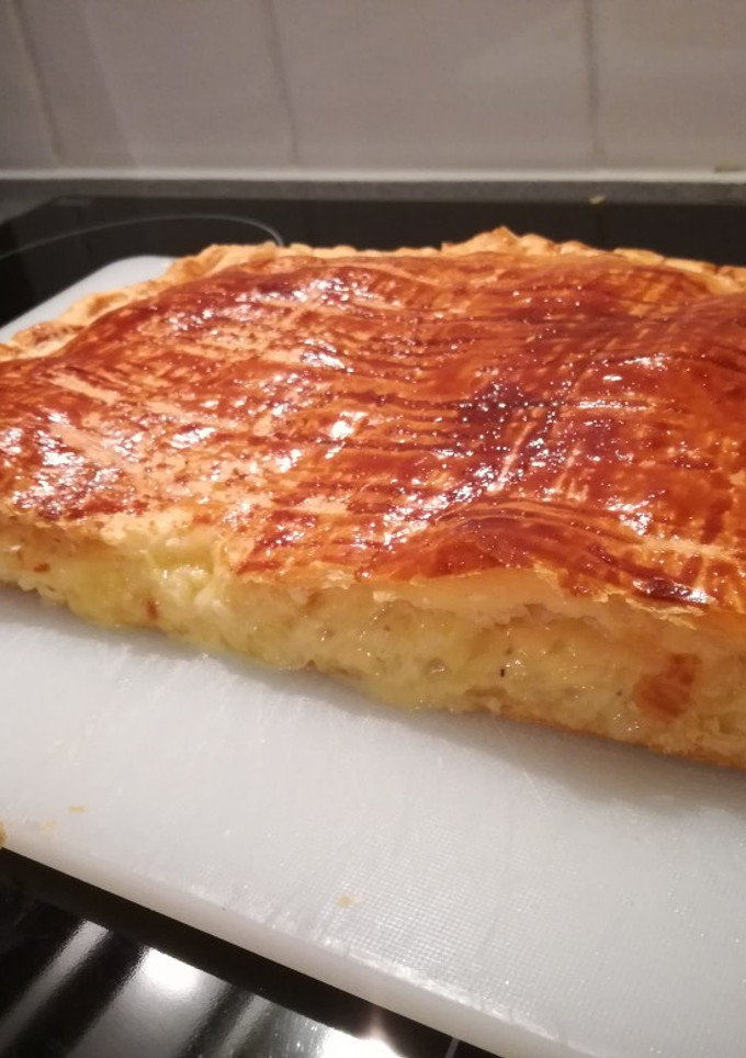 Una foto de Empanada hojaldrada de queso y cebolla