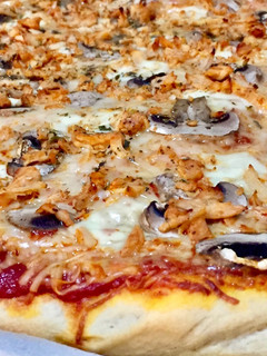 Una foto de Pizza de pollo y champiñones con masa casera en Thermomix