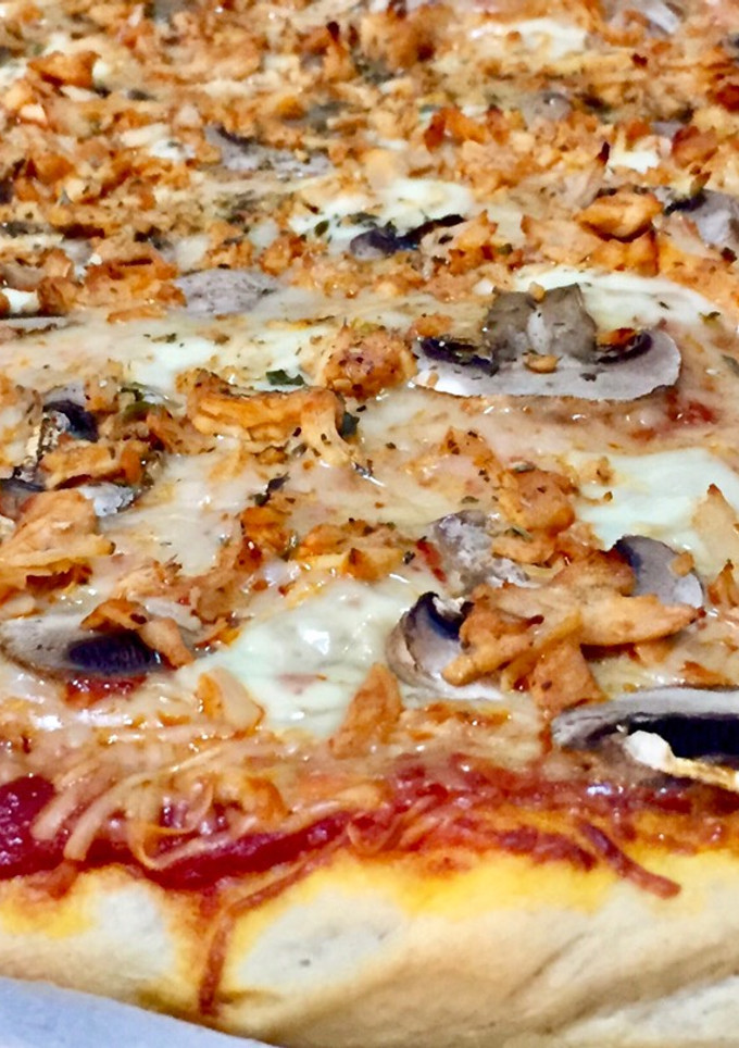 Una foto de Pizza de pollo y champiñones con masa casera en Thermomix