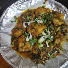 A picture of Fry fish with fresh garlic.