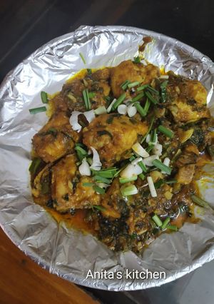A picture of Fry fish with fresh garlic.