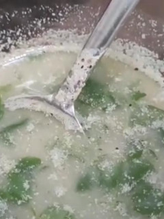 பாரம்பரிய முறையில் வெந்தயக்கீரை சூப் (Venthaya keerai soup recipe in tamil) செய்முறை முக்கிய புகைப்படம்