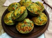 Una foto de muffins de queso y olivas
