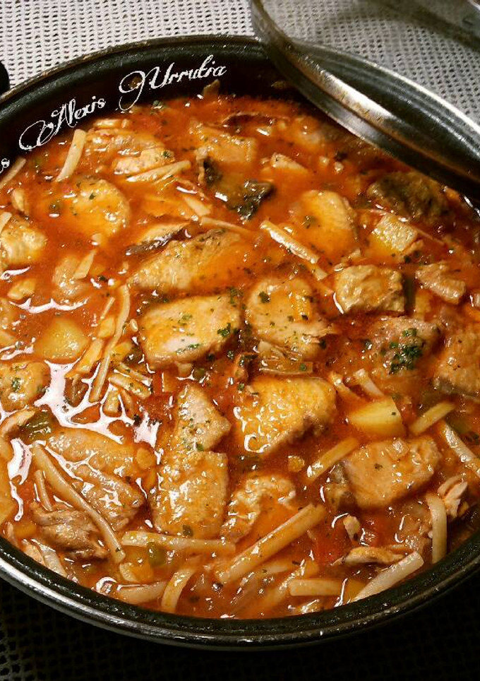 Una foto de Cazuela de Ventresca de bonito, con tallarines partidos y patatas