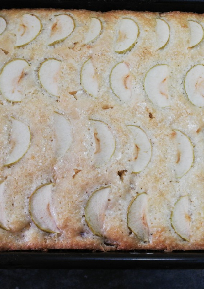 Una foto de Torta de manzana ycoco vegana súper húmeda, ingredientes simples