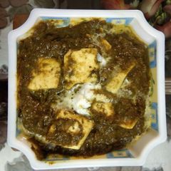 A picture of Palak paneer.