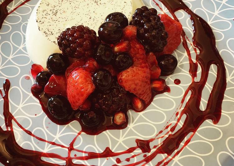 Recipe of Perfect Pannacotta with Red wine poached Berries