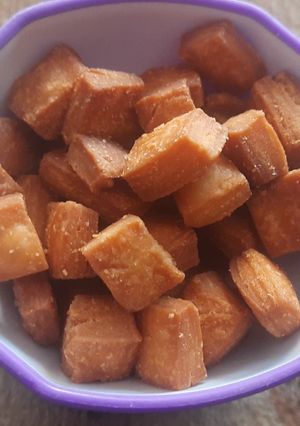 गोड शंकरपाळी (god shankarpali recipe in marathi) रेसिपी चे मुख्य फोटो 