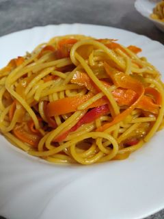 Una foto de Pasta con verduras y soja
