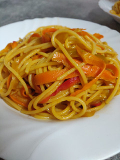 Una foto de Pasta con verduras y soja