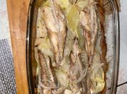 Una foto de pescado con patatas al horno