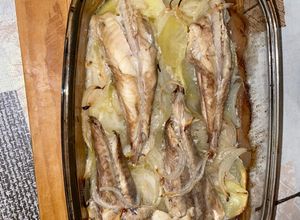 Una foto de Cola de rape al horno con cebolla y patata