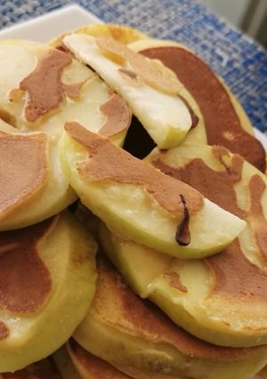 Una foto de Desayuno de manzana pancakes