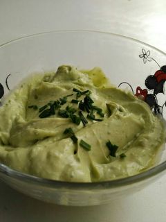 Una foto de Salsa de aguacate y yogur