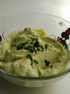 Una foto de Salsa de aguacate y yogur