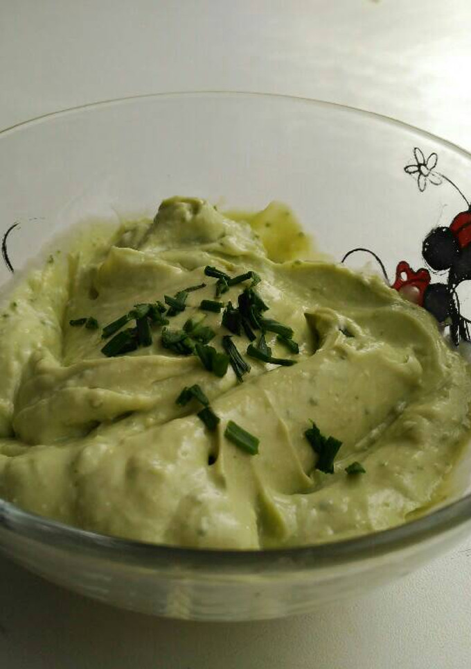 Una foto de Salsa de aguacate y yogur