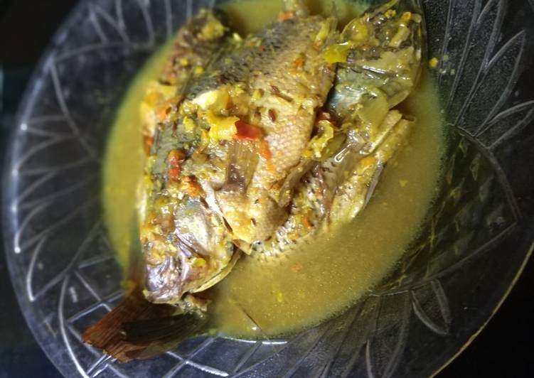 Bahan meracik Ikan mujair masak asam pedas yang Lezat