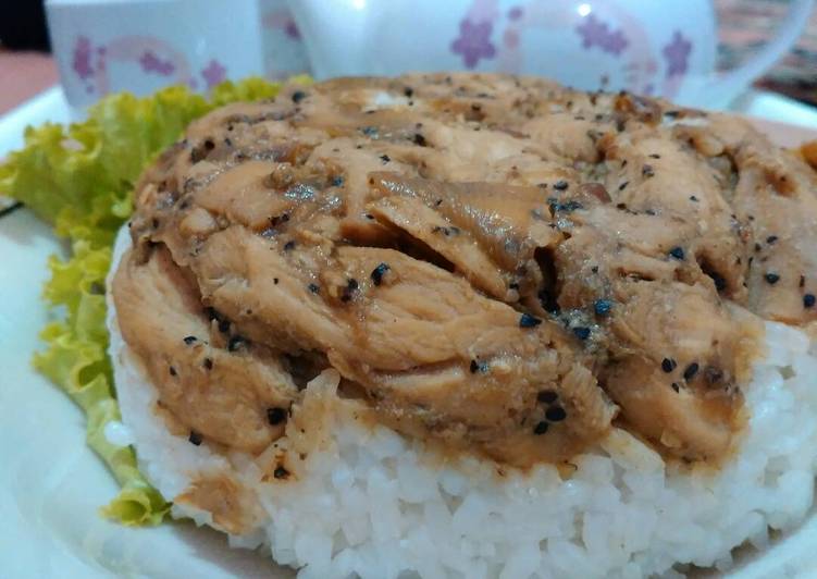 Bagaimana Menyiapkan Nasi Tim Ayam Lada Hitam, Enak