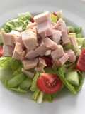 Ensalada verde rápida con jitomate, pepino y pechuga de pavo