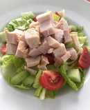 Ensalada verde rápida con jitomate, pepino y pechuga de pavo