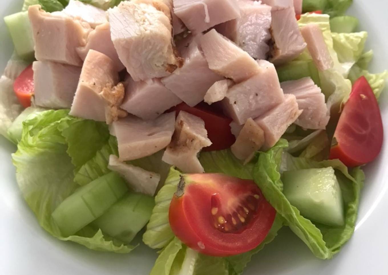 Ensalada verde rápida con jitomate, pepino y pechuga de pavo