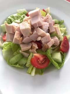 Una foto de Ensalada verde rápida con jitomate, pepino y pechuga de pavo