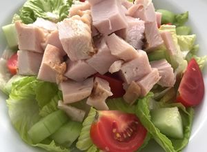 Una foto de Ensalada verde rápida con jitomate, pepino y pechuga de pavo